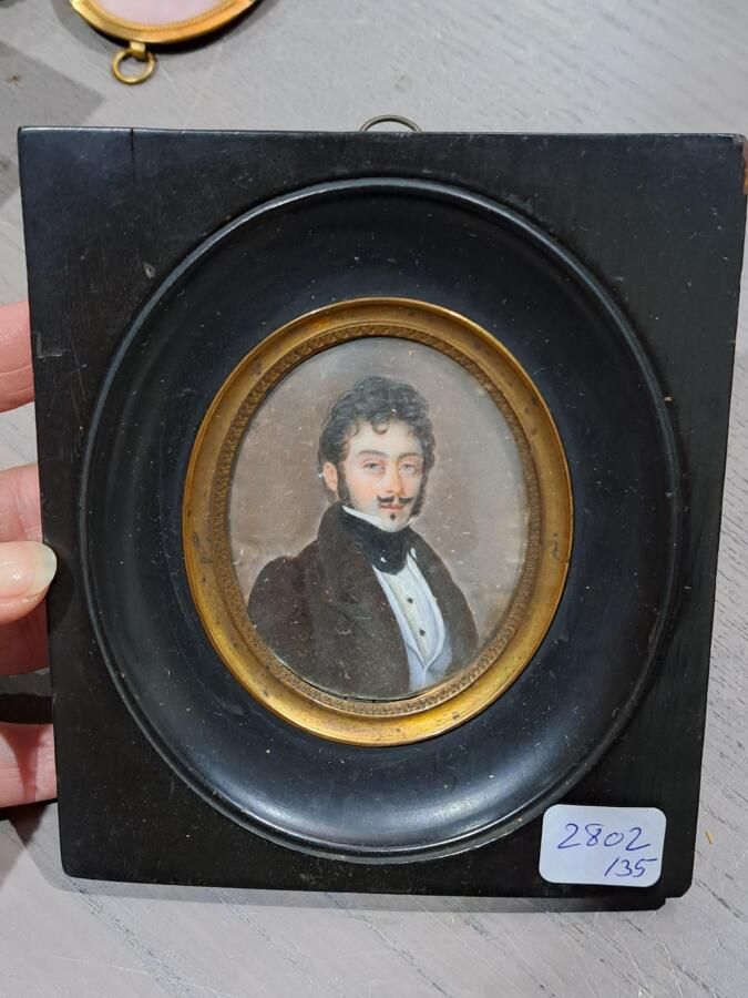 Null Ecole française du XIXe siècle : 
Portrait d'homme à la redingote
Miniature&hellip;