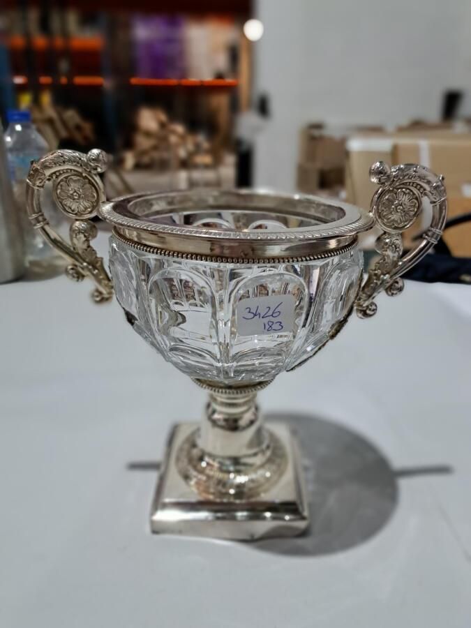 Null Cup on pedestal in crystal, silver mounting.
(Dents).
H : 17.5 cm L : 19 cm