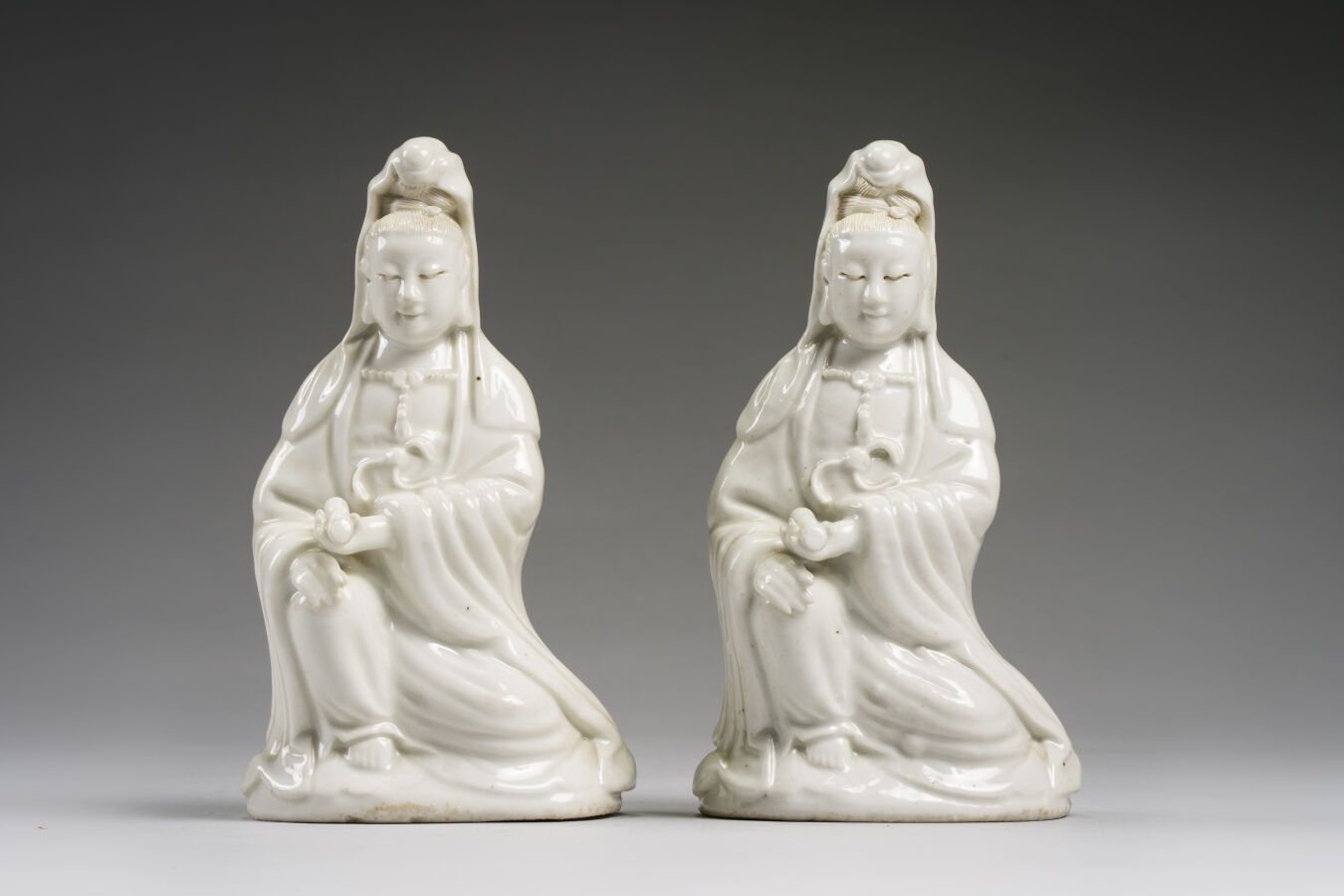 Null 中国
两尊中国白瓷观音像，坐着，拿着卷轴，穿着长袍，戴着面纱
十九/二十世纪。
高：20厘米。
(小碎片)