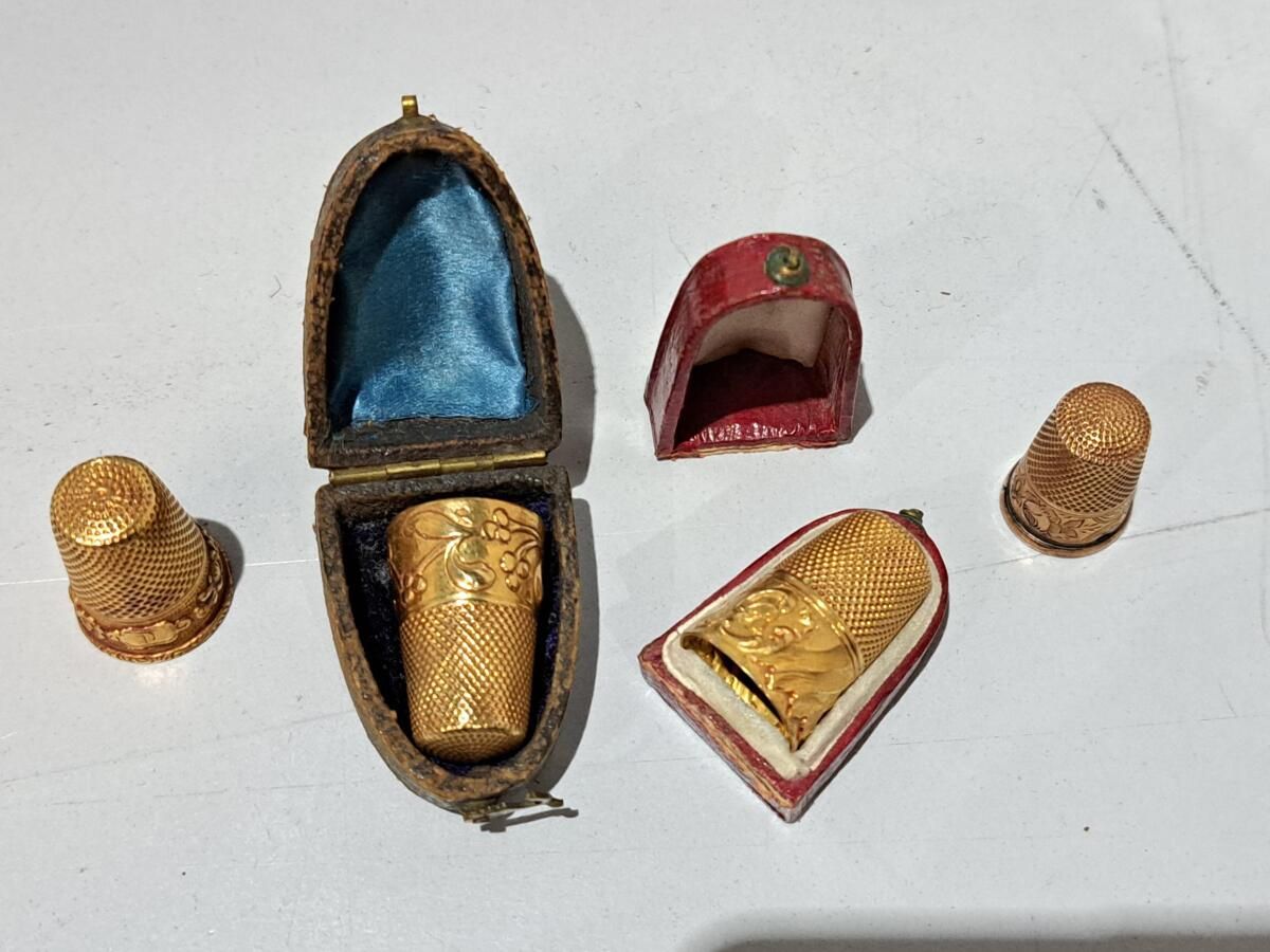 Null 收集四个黄金(750/1000)顶针，其中一些还带有盒子。
19世纪和20世纪。
重量：11克
另外三个是镀金的金属。