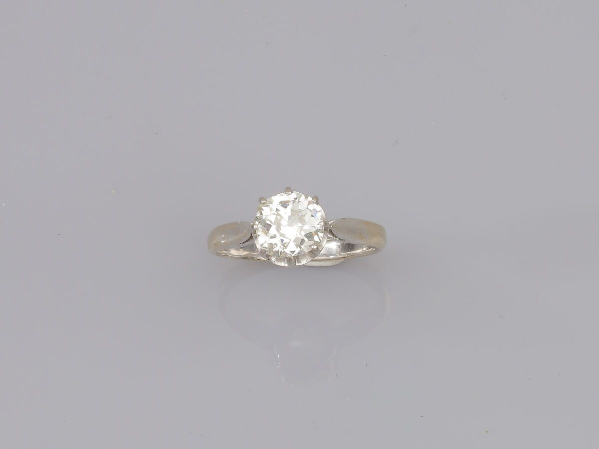 Null 78. Anello in oro bianco (o platino e oro bianco) con diamante taglio cusci&hellip;