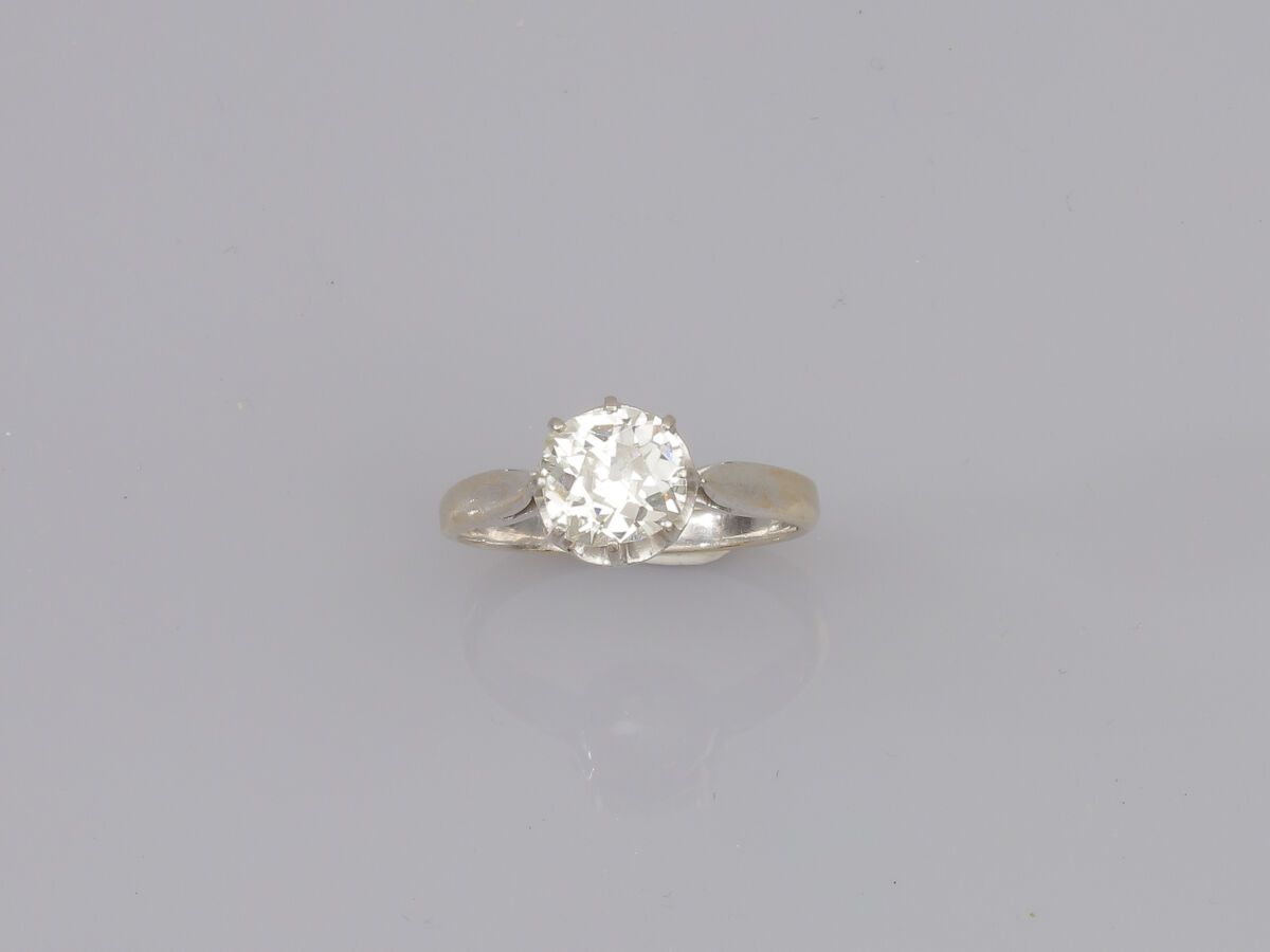 Null 78. Anillo de oro blanco (o platino y oro blanco) engastado con un diamante&hellip;