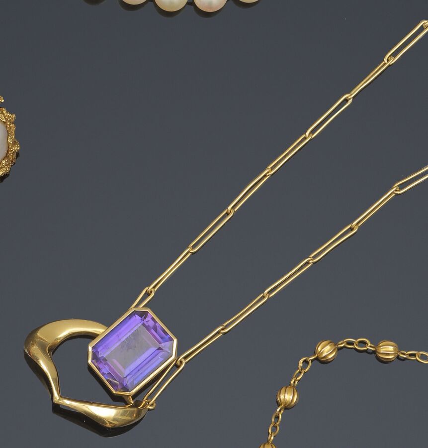 Null 60. Halskette aus 18 Karat Gold (750), mit länglichen Gliedern.
Hält als An&hellip;