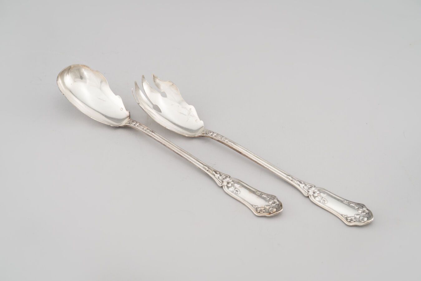 Null 85. Silver salad set (950/1000th), foliage model.
Weight : 173 g.