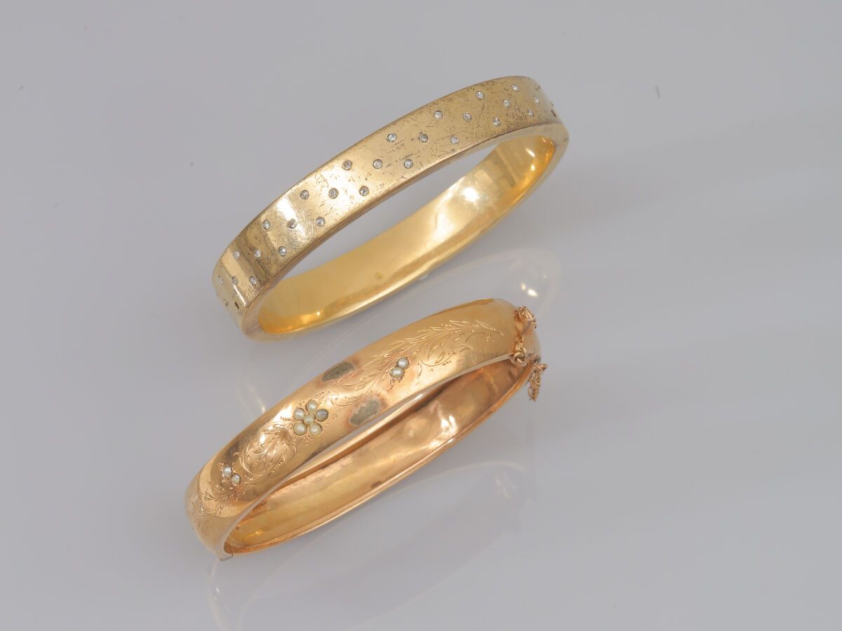 Null 45.5件18K(750)黄金珠宝套装，包括：两只开口手镯
开口手镯，其中一个镶嵌着玫瑰式切割钻石
另一个刻有叶子的装饰
半颗珍珠；一个圆形镂空胸针；&hellip;