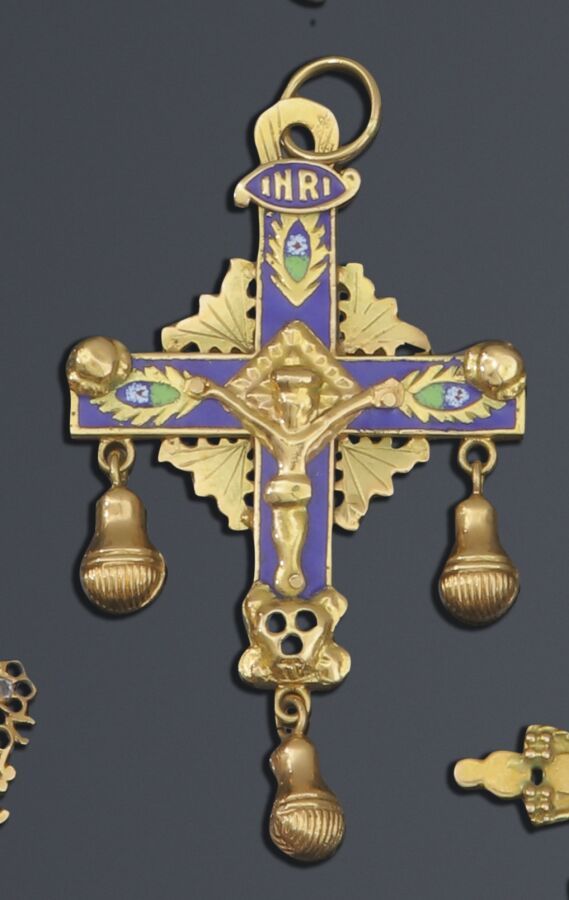 Null 30. Croce pendente in oro con Cristo applicato su sfondo smaltato blu, con &hellip;