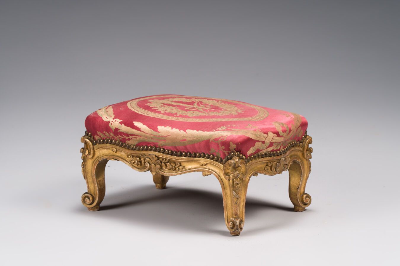 Null 155. Rectangular foot stool in carved and gilded wood with
decoration of fl&hellip;