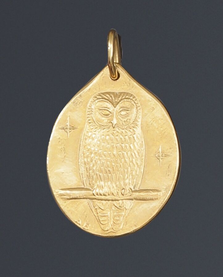Null 54. 18K (750) gold pendant engraved with an owl.
H: 2,3 cm approximately.
W&hellip;