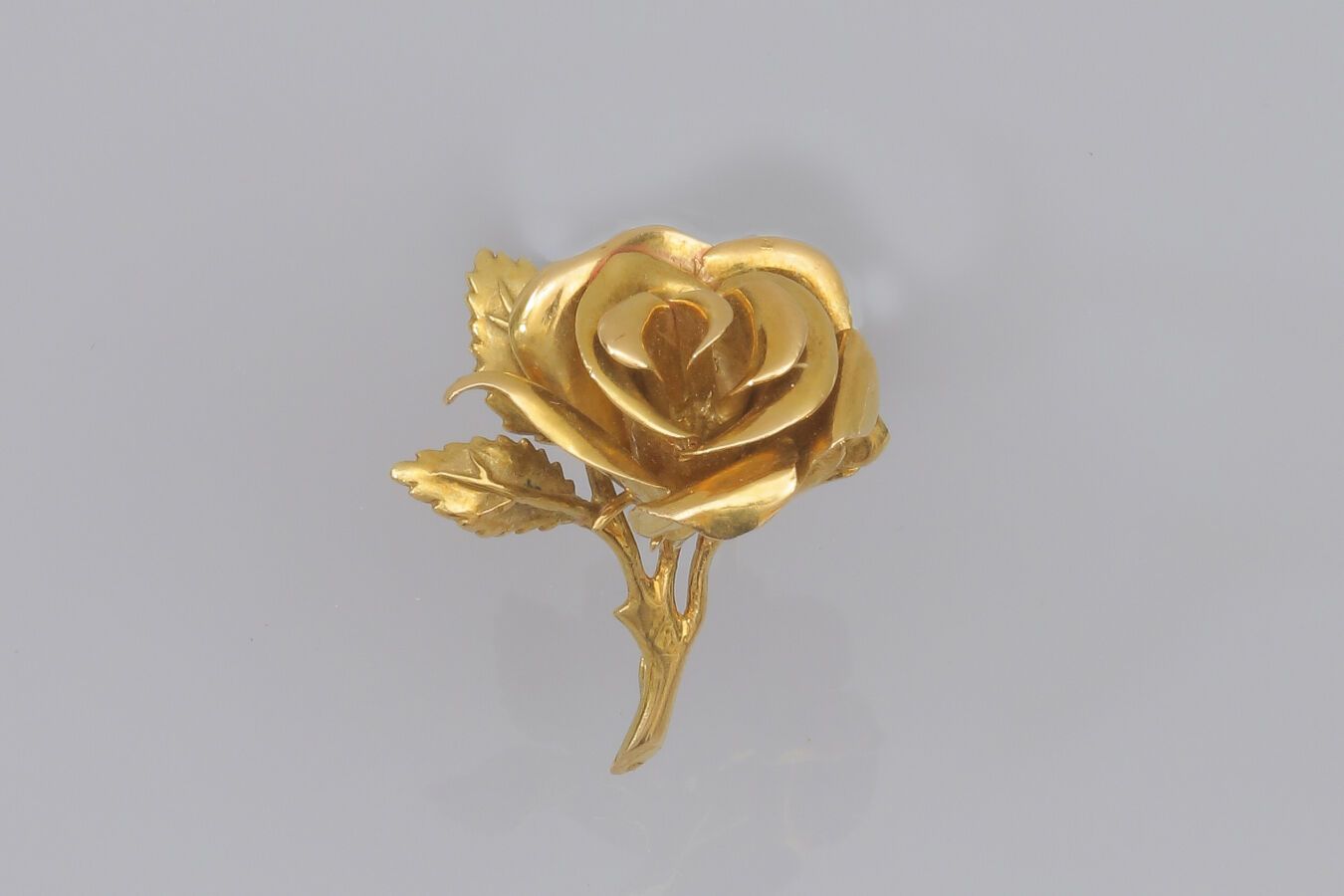 Null 65.18K(750)金夹式胸针，呈玫瑰形状。
玫瑰花。1950年代的法国作品。
高：约1.5厘米。
重量 : 6,8 克。