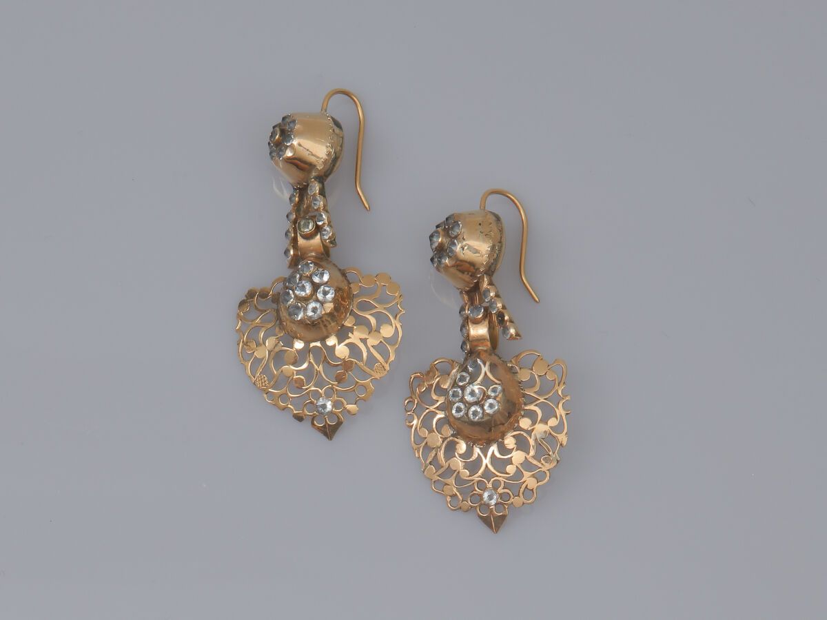 Null 37. Coppia di orecchini articolati in oro con fogliame stilizzato
di volute&hellip;