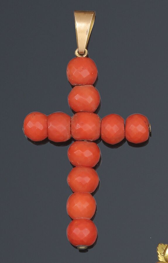 Null 74.镀金吊坠十字架，11颗多面体珊瑚珠子。
多面体珊瑚珠。
图案的高度：约5.2厘米。
毛重：10克。
(震撼）。