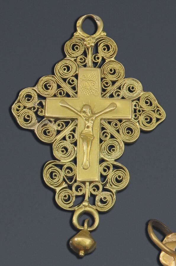 Null 38. Suite de 4 croix-pendentifs en or : la 1ère formant
un reliquaire (H : &hellip;