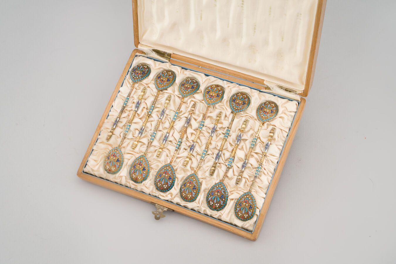 Null 93.一套12个银质鎏金茶匙
(第875/1000号), 掐丝珐琅装饰的叶子和
和风格化的图案。
金匠：HC。
莫斯科，19世纪末。
箱子。
重量：1&hellip;
