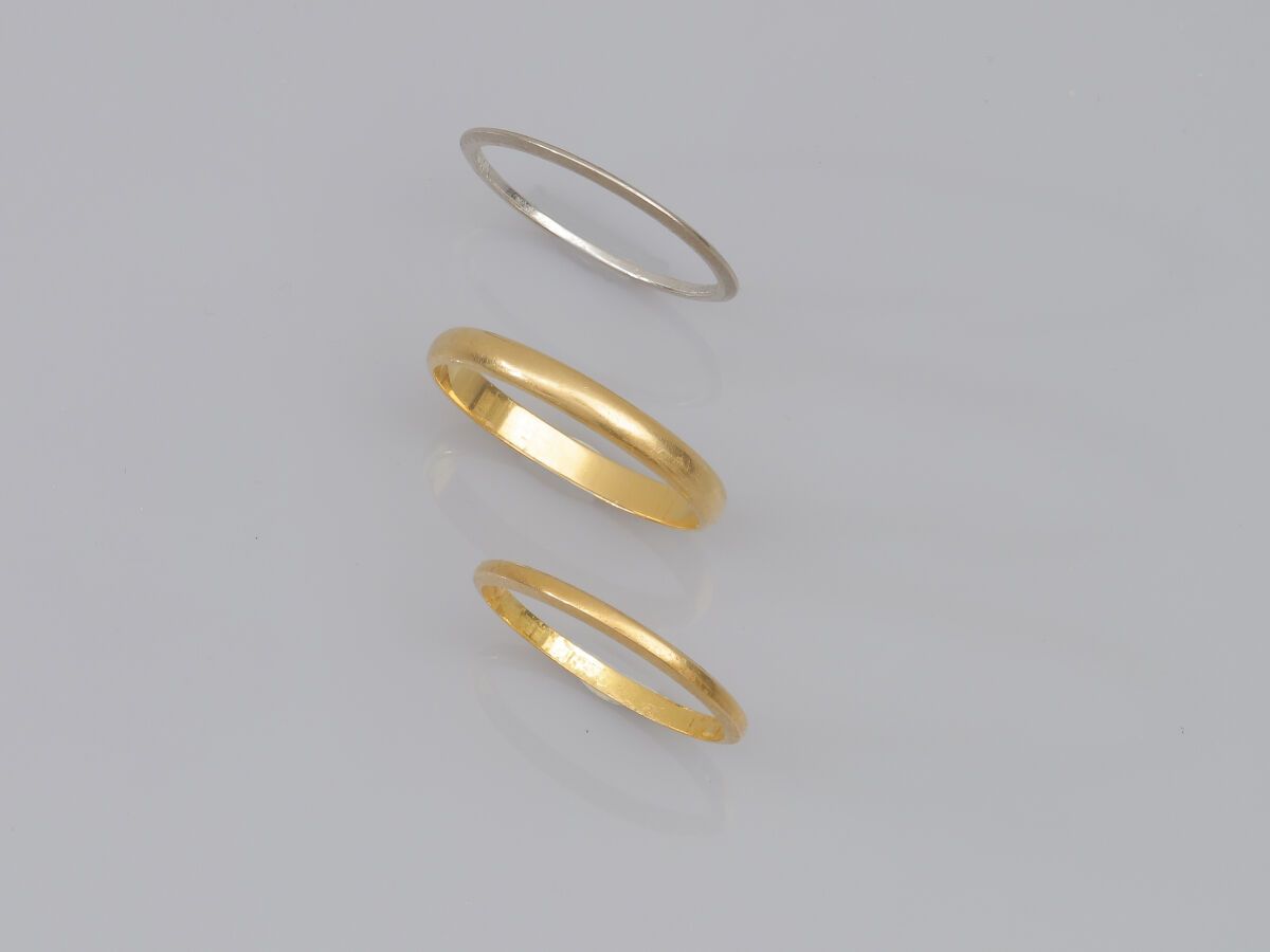 Null 62. Suite of three wedding rings in 18K (750) gold.
Weight : 5,4 g.