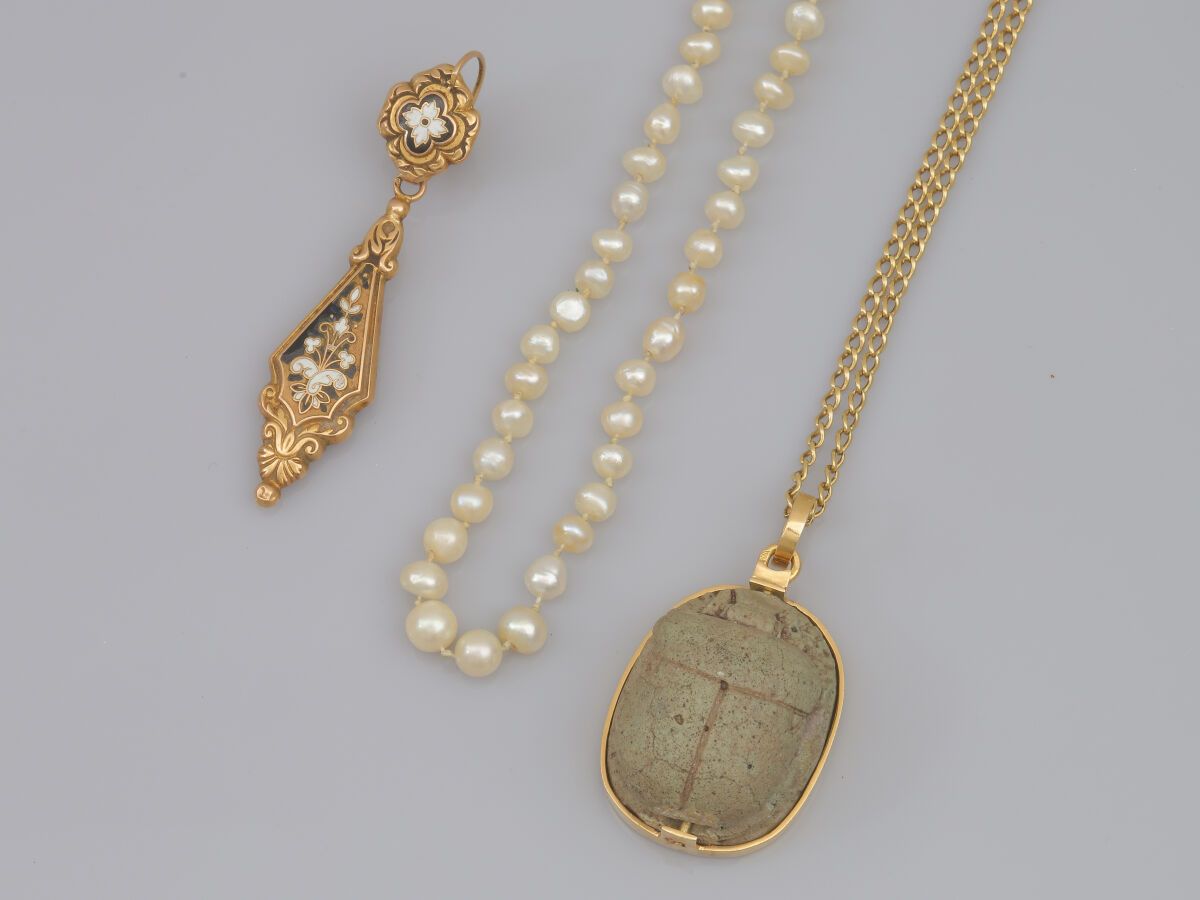 Null 56.一套三件的珠宝，包括：一条巴洛克珍珠项链
一条巴洛克珍珠项链，银质扣子上装饰有宝石。
石头，18K(750)金镶嵌的硬石Scarab吊坠。
镶嵌&hellip;