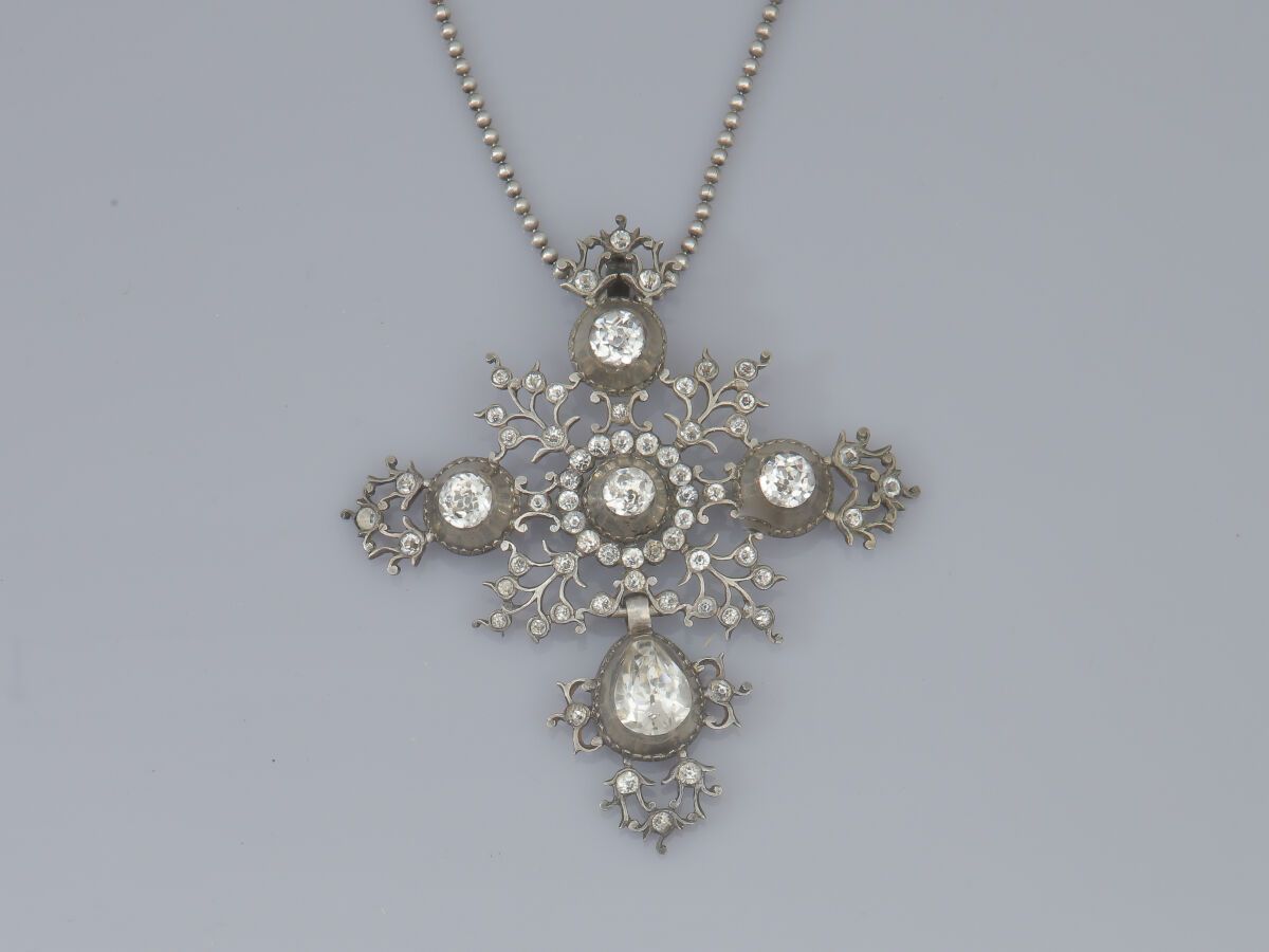 Null 35. Suite de deux croix de Saint Lô en argent moulé,
serties de strass, l'u&hellip;