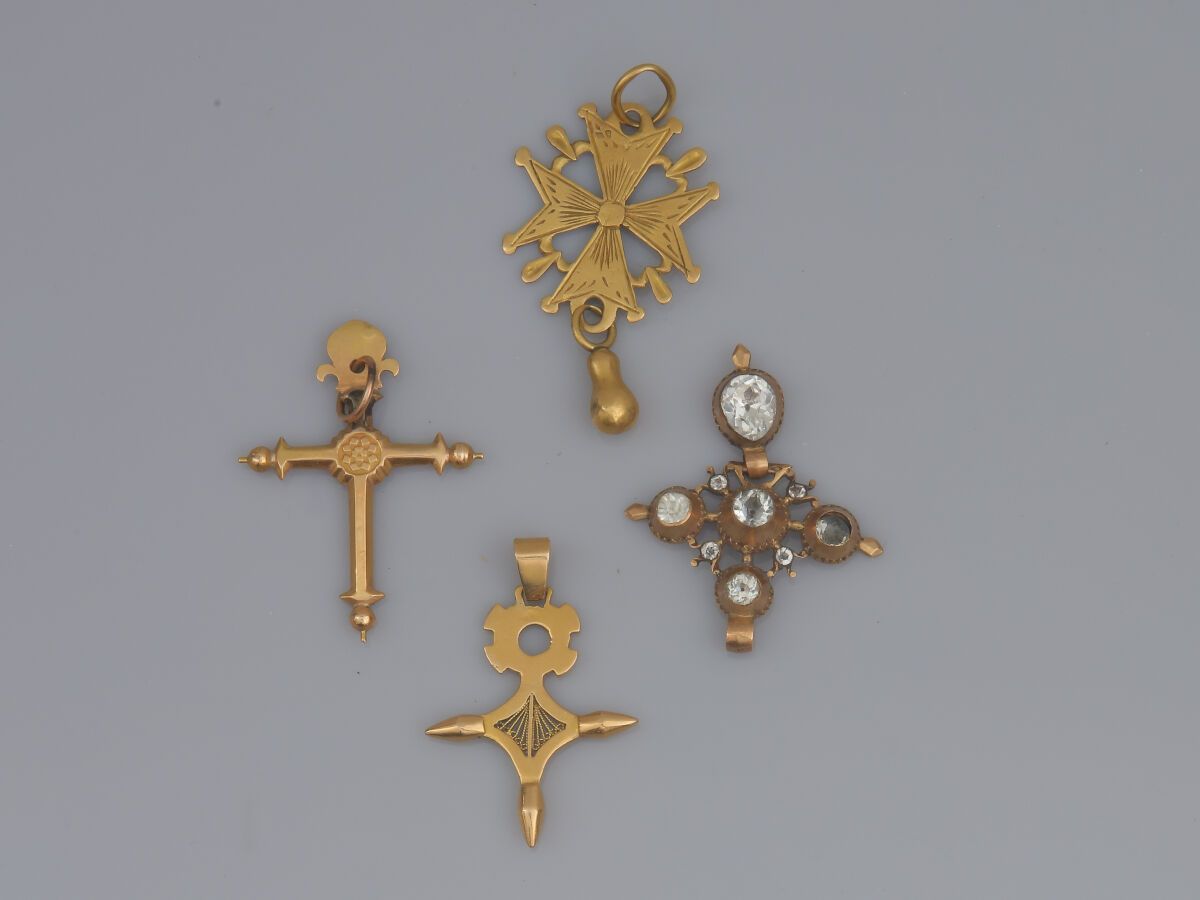 Null 31. Suite de 4 croix-pendentifs : la 1ère croix Jeannette
en or (H : 4 cm. &hellip;