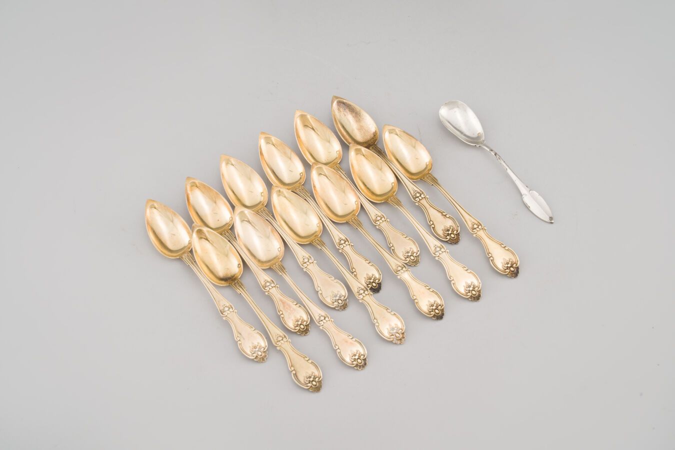 Null 88. Doce cucharas de té de plata dorada (800/1000),
modelo violín.
Siglo XI&hellip;