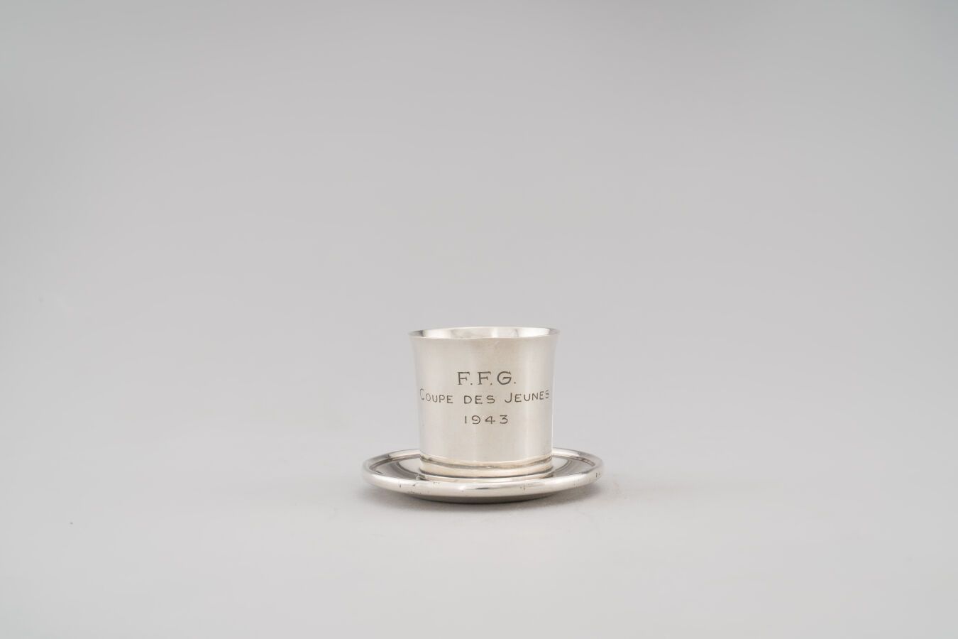 Null 84.银杯(950/1000e)，日期为43年和它的碟子。
金匠Jean E. PUIFORCAT。
重量：81克。
