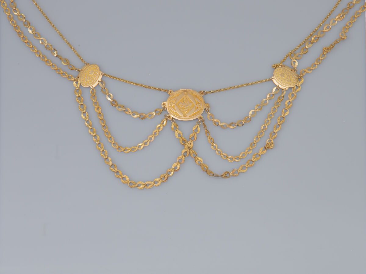 Null 42.18K(750)金奴隶项链，由3至4条细链组成。
4条细链子，上面刻有椭圆形的花纹图案
中央图案刻有鸽子。
19世纪的法国作品，1819-183&hellip;