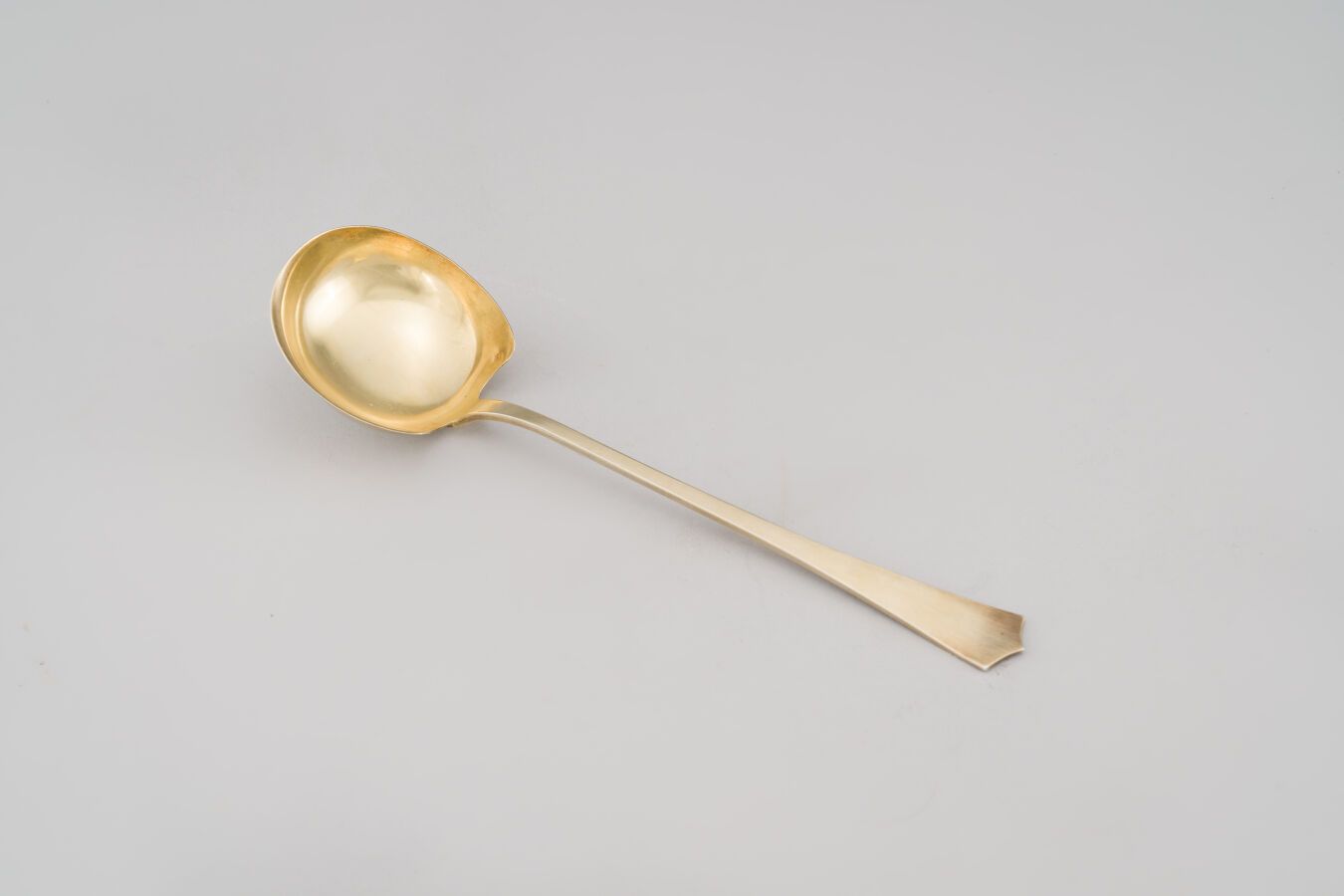 Null 91. Cuchara salsera de plata dorada (950/1000), modelo uniplateado
decorada&hellip;