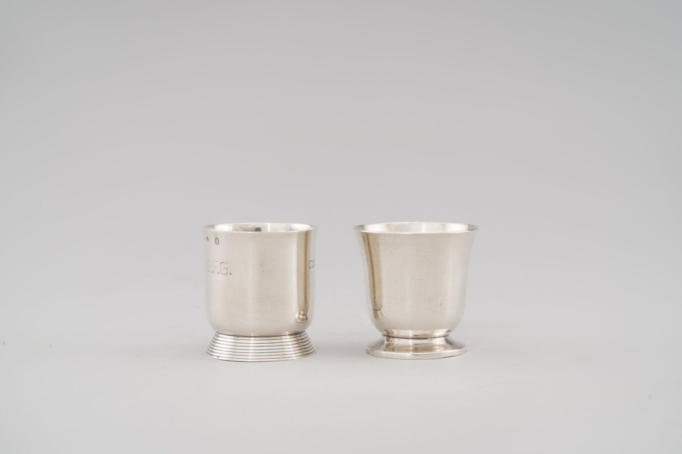 Null 82.一套两个银蛋杯（950/1000年）、
一个是PUIFORCAT的现代主义形式。
标记，日期为48，第二个是郁金香形状的，由RAVINET DE&hellip;