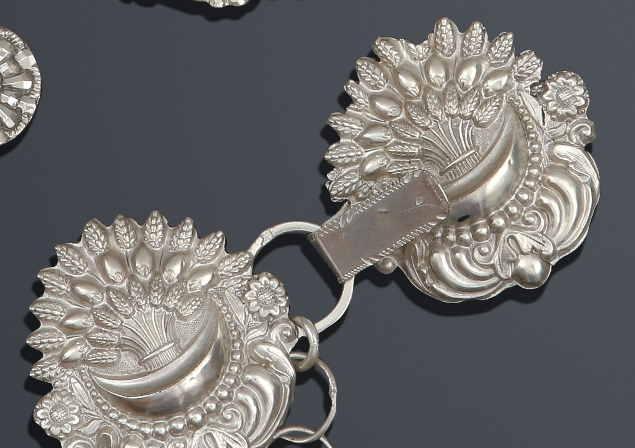 Null 21. Suite de 3 boucles de capot en argent : la 1ère à décor
estampé de bott&hellip;