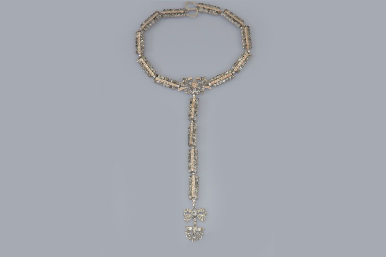 Null 25. Halskette aus Silber und Vermeil mit Steinen.
Rechteckigen Gliedern, be&hellip;