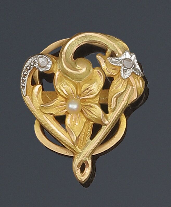 Null 46.两件18K(750)黄金首饰包括：一个手镯
一条带有罗纹金球的手链，上面有两个
两个吊坠和一个饰有花朵的镂空环、
心上镶有一颗纽扣珍珠。
其中一&hellip;