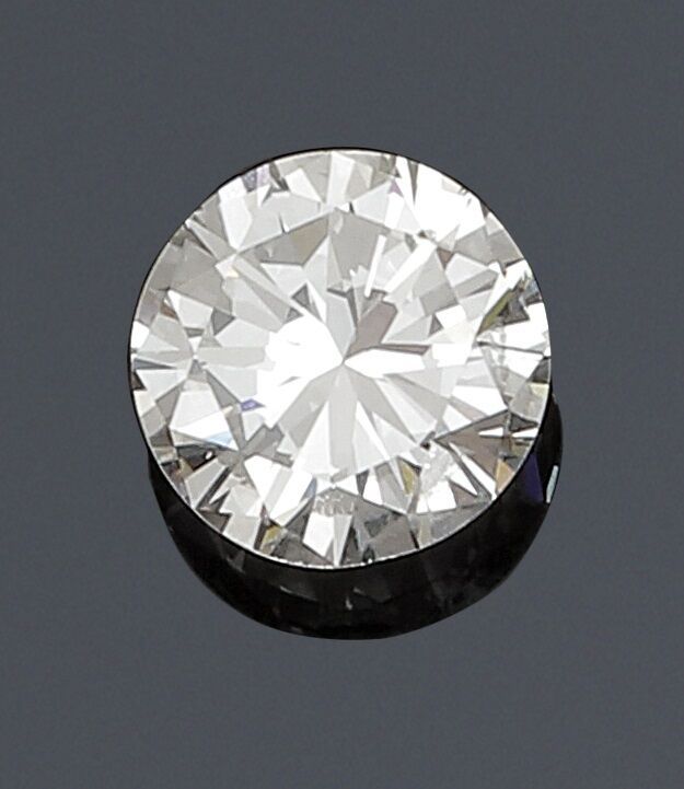 Null 66.铂金戒指，镶嵌着一颗圆形明亮式切割钻石
钻石，重达6.49克拉，肩部装饰有
钻石。
手指尺寸：58/59。
毛重：5.1克。
该钻石附有LFG报&hellip;