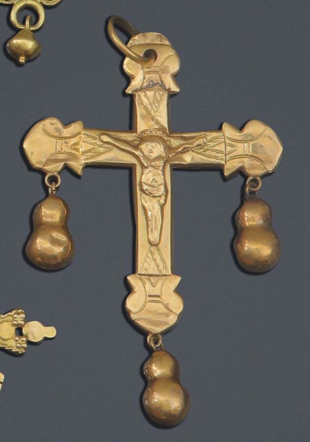 Null 39. Suite of two gold cross-pendants, the 1st one holding
3 pilgrim's gourd&hellip;