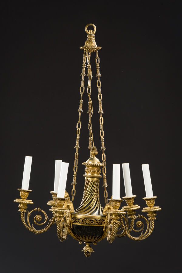 Null 189.埃马纽埃尔-阿尔弗雷德-贝尔德利（被称为阿尔弗雷德二世）或
Henri VIAN
带有六个青铜光臂的 "aux Termes "吊灯
精致的凹&hellip;