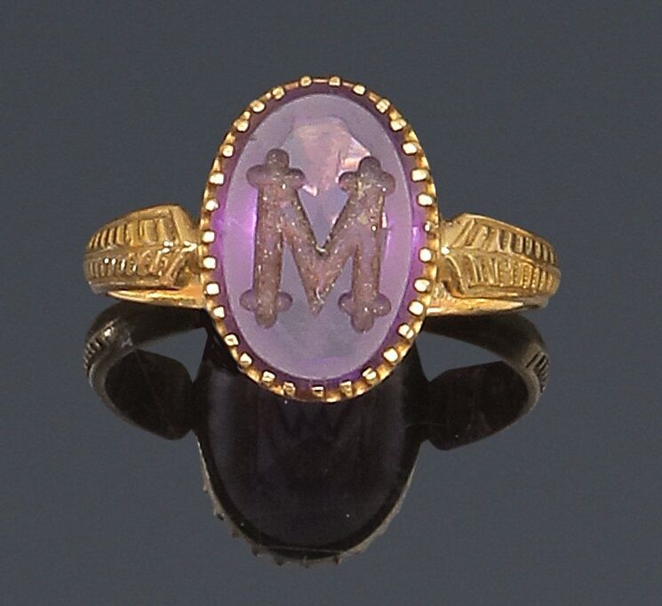 Null 59.一枚18K(750)金戒指，镶嵌了一颗椭圆形的紫水晶，刻有
刻有 "M "字样。
19世纪末的作品。
手指大小：51。
毛重：3.2克。