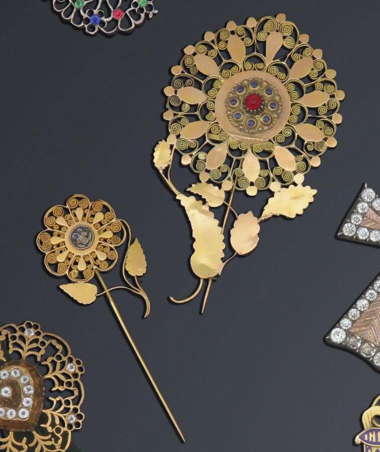 Null 40. Lote de joyas de oro que incluye: 2 deslizadores de cruz de Rouen
engas&hellip;