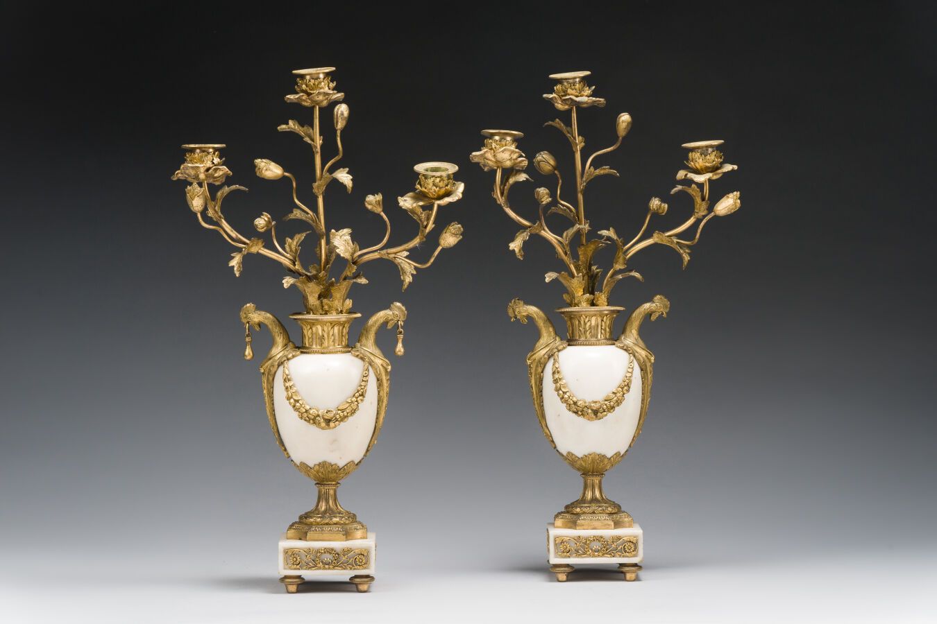 Null 141. Un par de candelabros de mármol blanco y bronce dorado
de tres brazos &hellip;