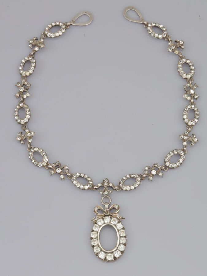 Null 23. Collar de piedras de plata, con eslabones ovalados y pequeñas cintas
co&hellip;