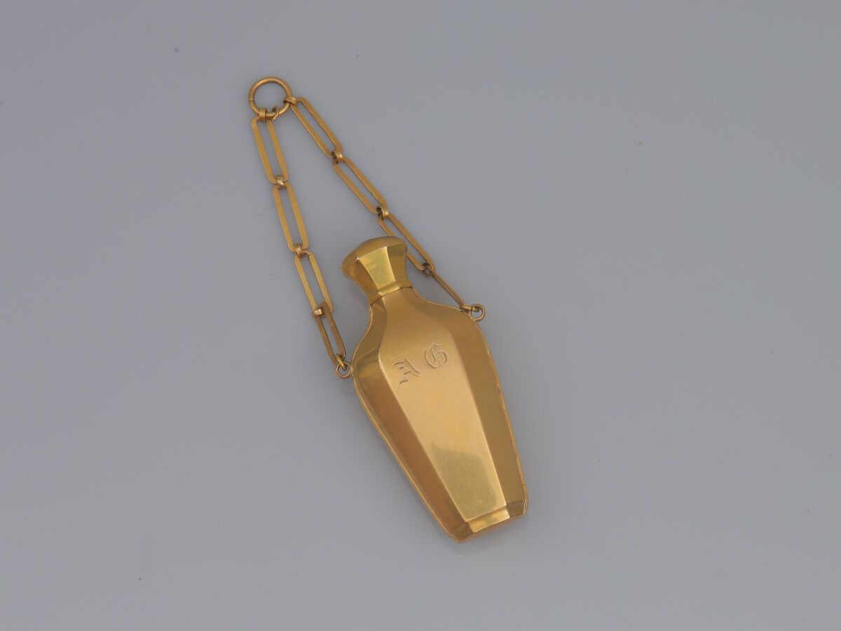 Null 52.18K(750)金小香水瓶，由一条精美的18K金项链托着。
一条精致的18K金长方形链子。
长方形链节。
19世纪的法国作品，巴黎1819-18&hellip;