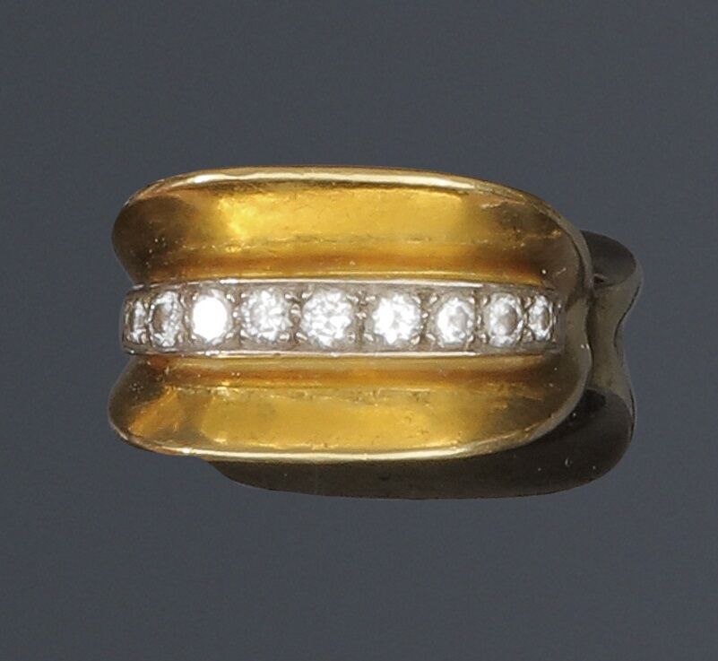 Null 50. Zwei Ringe aus 18 Karat Gold (750), einer davon mit einer
einer Linie a&hellip;