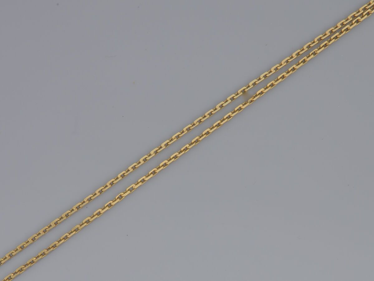 Null 51. Lange Kette aus 18 Karat Gold (750), Forcat-Glieder.
L: ca. 75 cm.
Gewi&hellip;