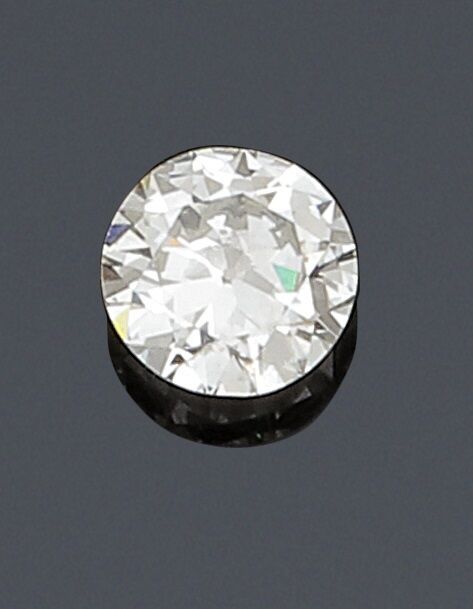 Null 69. Diamant rond de taille brillant sur papier pesant
1,85 cts. Il est acco&hellip;