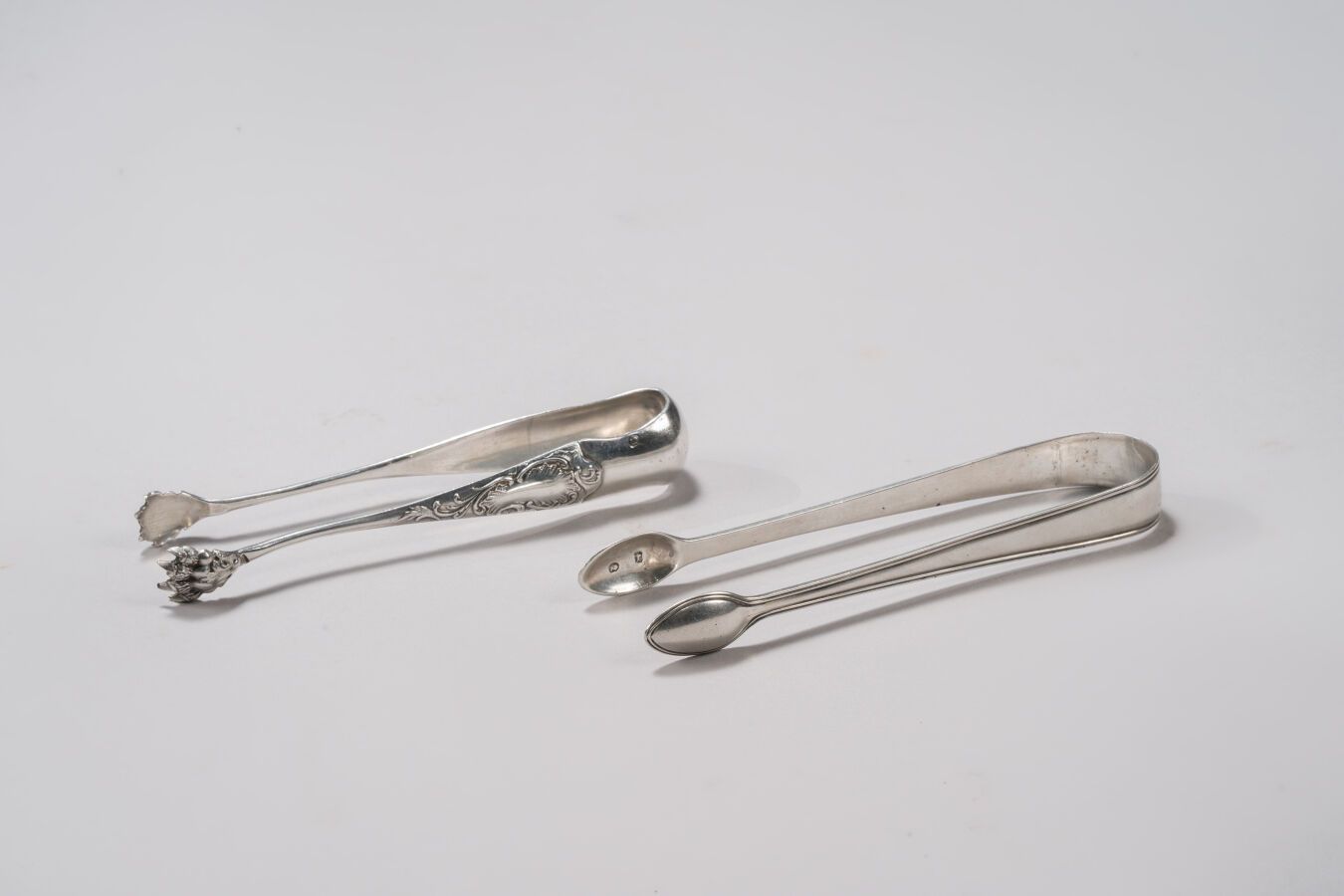 Null 95. Lot including :
- A silver sugar tongs (950/1000e).
- A silver sugar to&hellip;