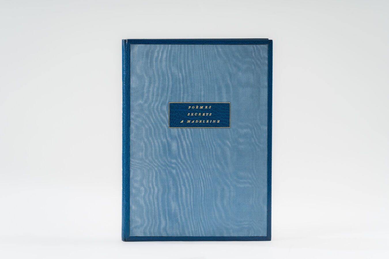 Null 5.APOLLINAIRE (Guillaume). 
马德莱娜的秘密之诗》。巴黎，1949年，8开本，皇家蓝色摩洛哥，蓝色丝绸镶嵌在书板上，书板中央&hellip;