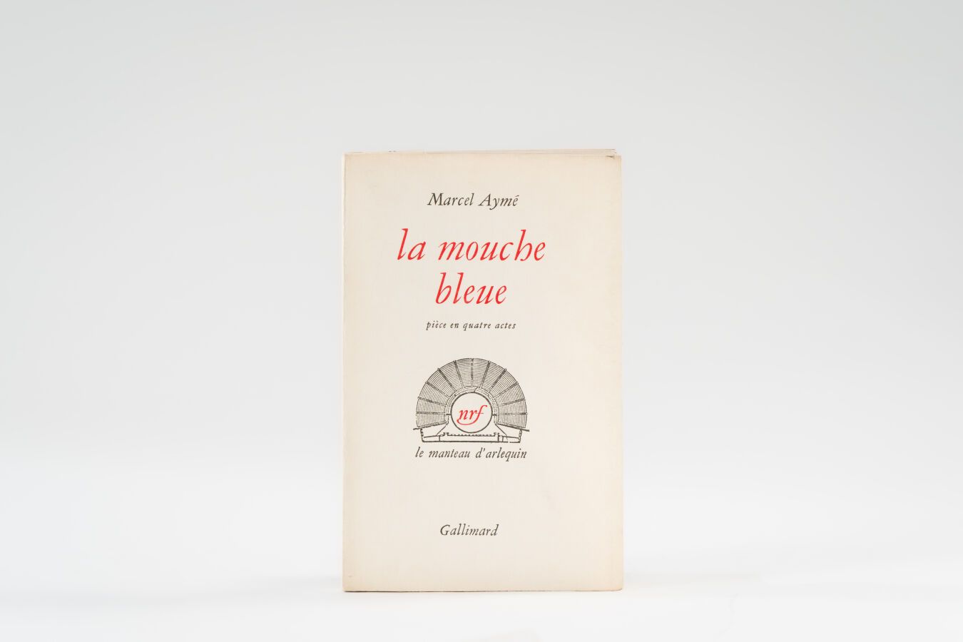 Null 36. AYMÉ (Marcel). 
La Mouche bleue. Pièce en quatre mai. París, Gallimard,&hellip;