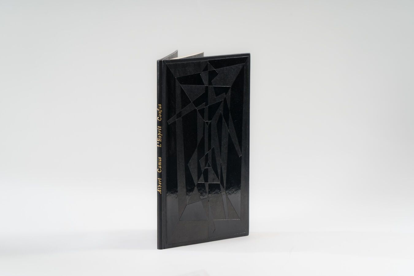 Null 90.卡姆斯(Albert)。 
L'Esprit confus.巴黎，Gallimard，1956年，8开本，黑色盒子，光滑的书脊，作者和书名通体镀&hellip;