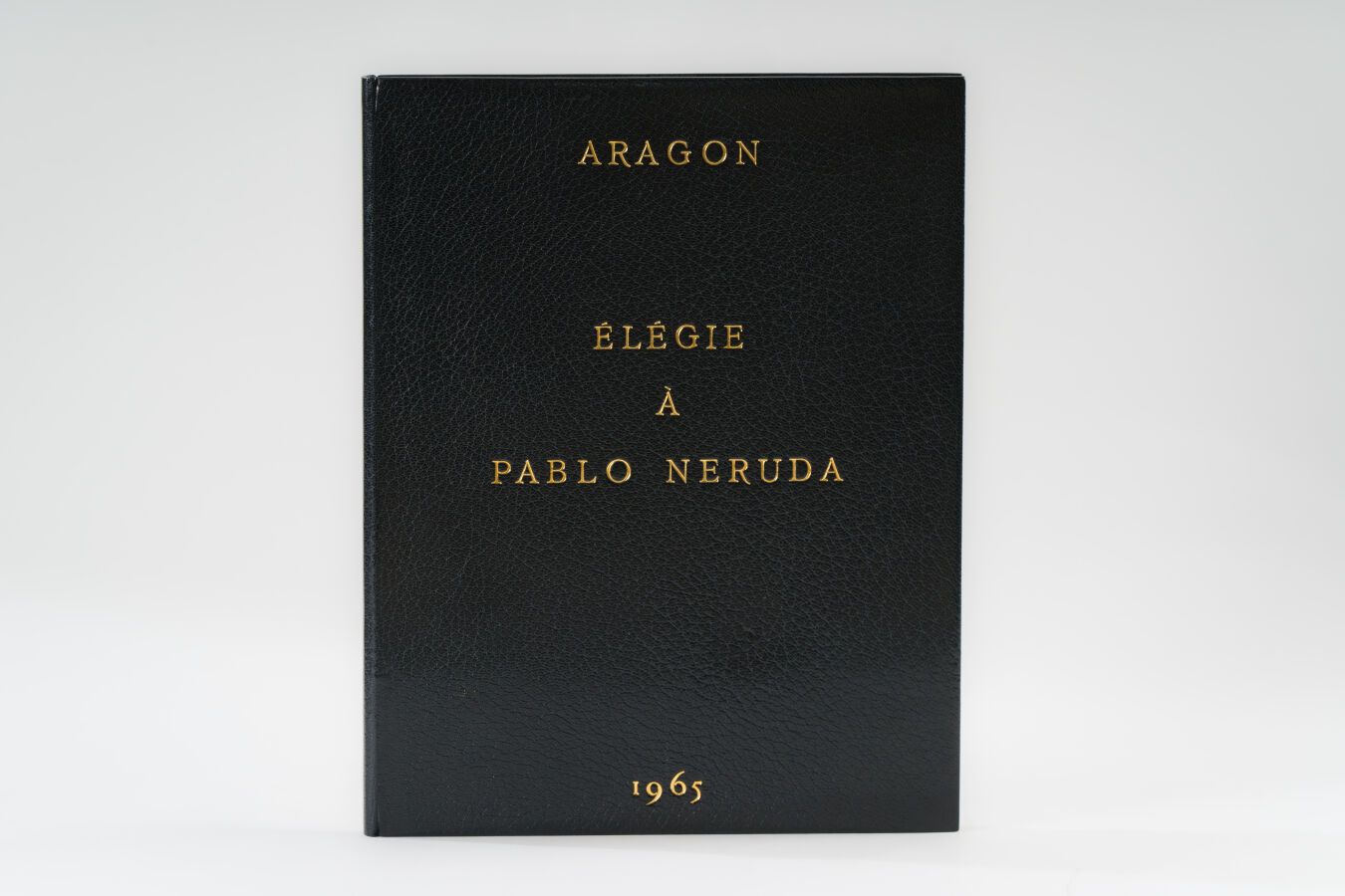 Null 32.阿拉贡（路易斯）。 
致巴勃罗-聂鲁达的挽歌。手稿和排版。S.L.N.D. (1965), in-4, 绿色摩洛哥，光滑的书脊上装饰着一颗镀金的&hellip;