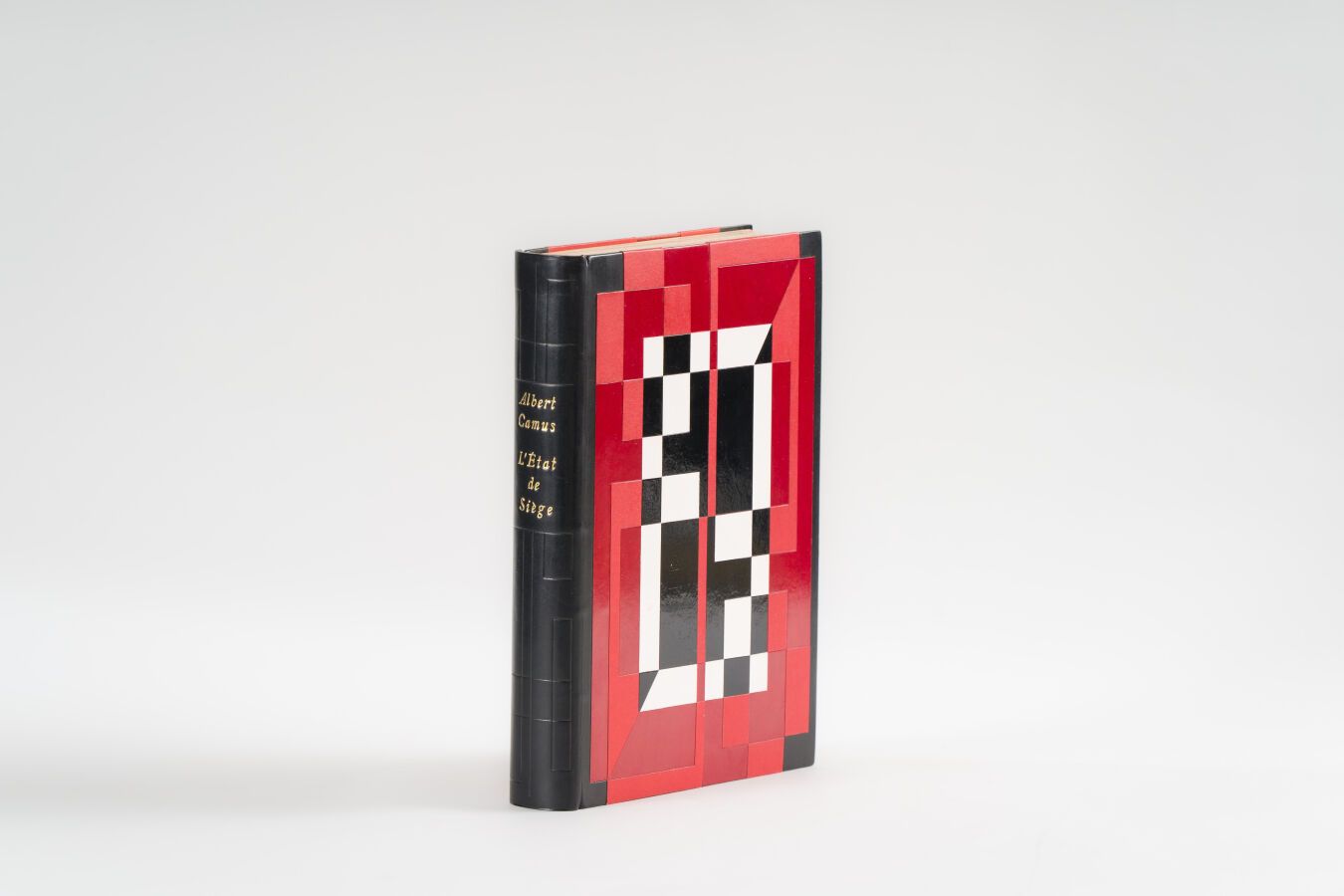 Null 81.卡姆斯（Albert）。L'État de siège. 三方奇观。巴黎，Gallimard出版社，1948年，12开本，黑色盒子，书脊饰有冷色&hellip;