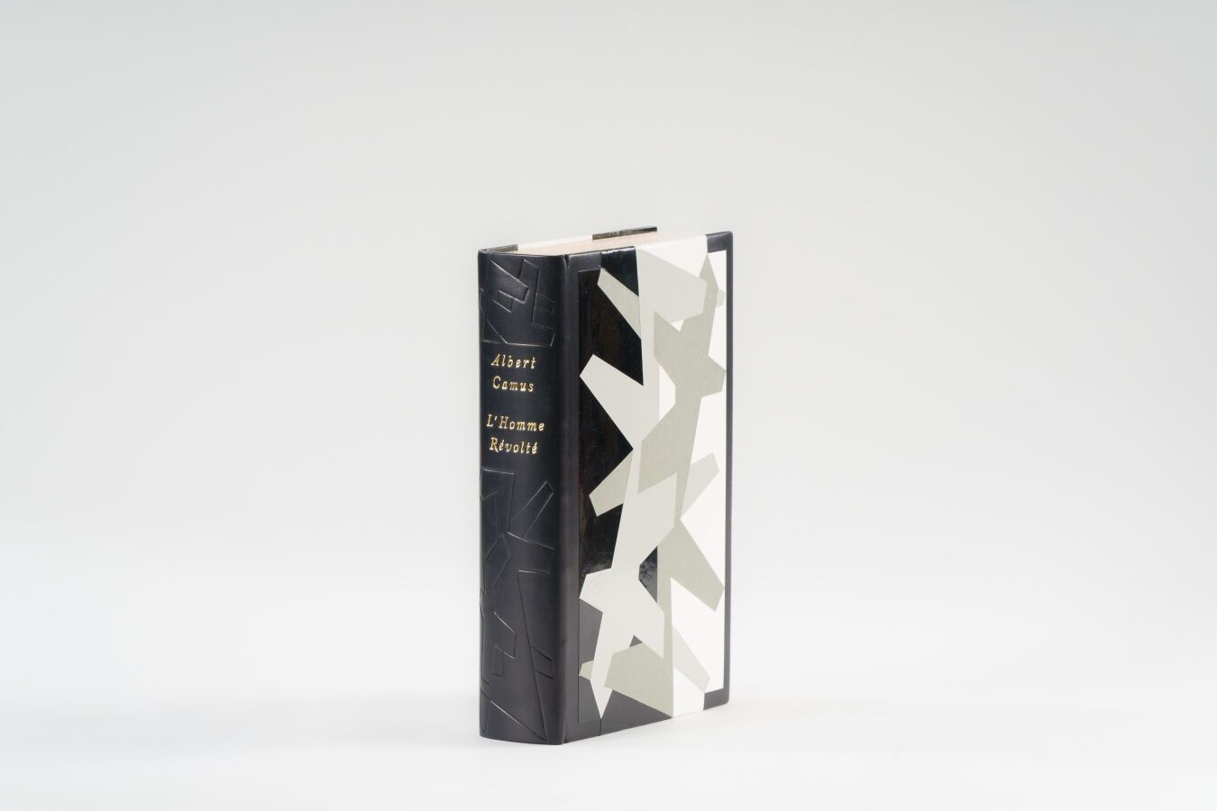 Null 85.卡姆斯(Albert)。 
L'Homme révolté.巴黎，Gallimard出版社，1951年，12开本，黑色盒子，书脊上有冷色几何装饰&hellip;