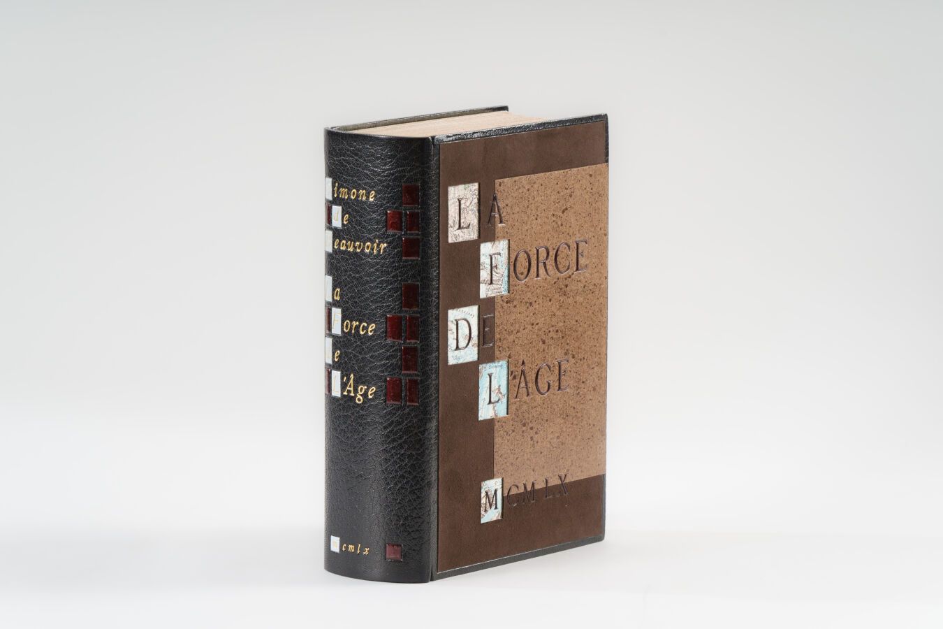 Null 46.BEAUVOIR (Simone de). 
La Force de l'Oge.巴黎，Gallimard，1960年，8开本，黑色摩洛哥文，封&hellip;