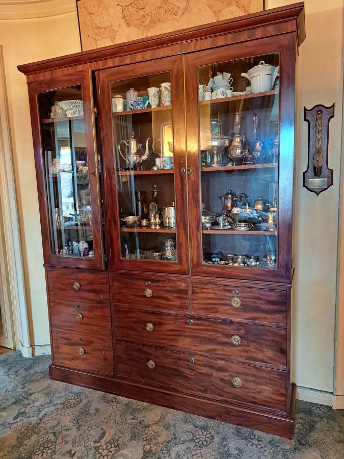 Null 红木书柜，三扇玻璃门，底部有抽屉。
十九世纪。
高：228 厘米 宽：173 厘米 深：35 厘米。