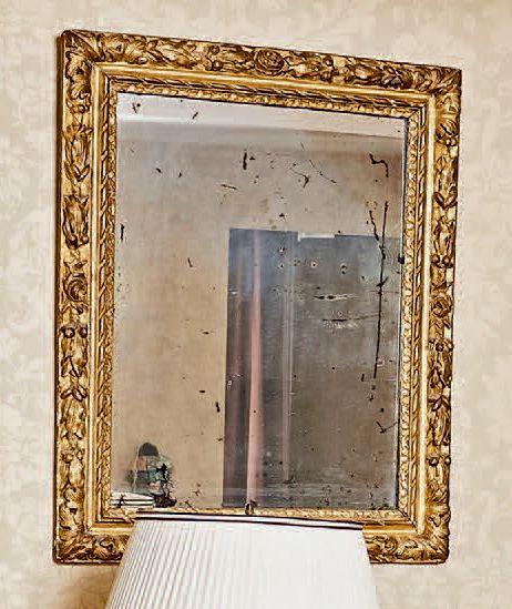 Null Miroir dans un cadre en bois doré sculpté de feuilles de laurier et fleurs.&hellip;